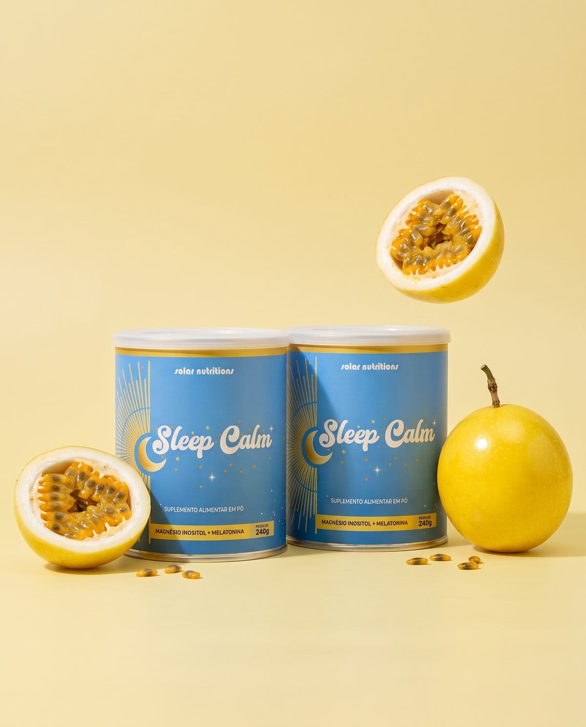 Dois potes de Sleep Calm sabor maracujá com maracujás cortados ao redor